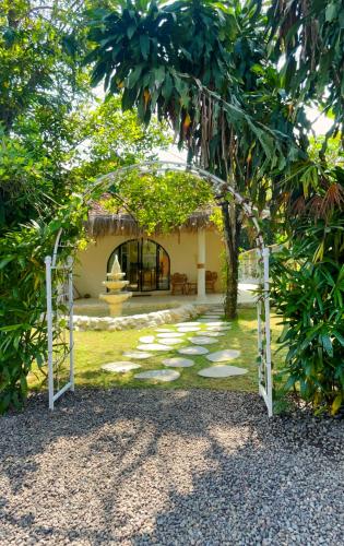 Large Private 2BR Villa with Playground and Jacuzzi near Pererenan