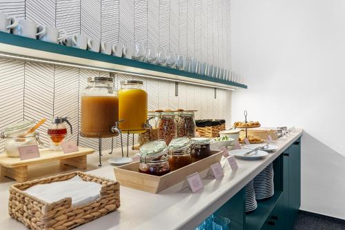 Makanan dan Minuman, Riverside Hotel by goodnite cz in Brno