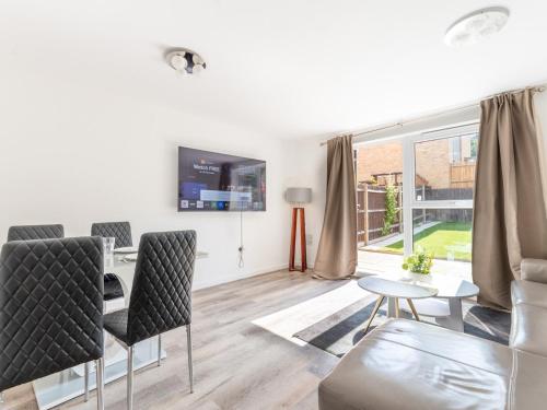Pass the Keys 2 Bedroom House Free Parking Near Charlton Stn, London