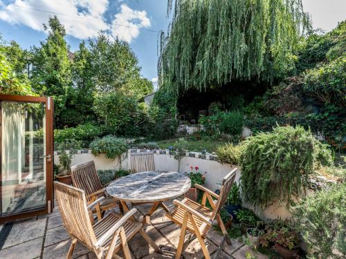 Pass the Keys Charming 3-Bed Bungalow with Character Garden, Londres