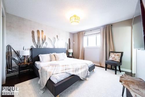 Stylish Chic Home - King Bed - Free Parking & Netflix - Fast Wi-Fi - Long Stays Welcome – khách sạn tại Southeast Edmonton