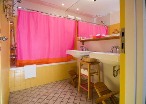 1 king bed, 2 twin beds, 2 sofa beds