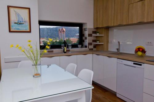 Apartment Center 400m, Free Parking, Mountain View in Bjelisi