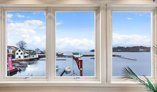 Tissnes Fjordside Escape - Spacious apartment with amazing views 4-Star Single Room pool