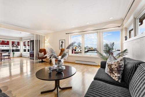 Tissnes Fjordside Escape - Spacious apartment with amazing views 4-Star Single Room suite