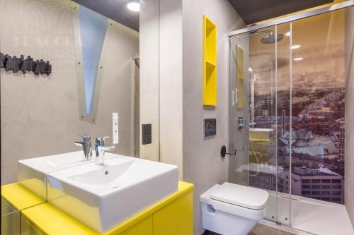 Modern View of Planty Park by Fragola Room Type - Industrial 1-Bedroom with Planty Park view
