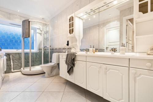 Tissnes Fjordside Escape - Spacious apartment with amazing views 4-Star Single Room suite