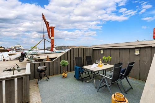 Tissnes Fjordside Escape - Spacious apartment with amazing views 4-Star Single Room restaurant