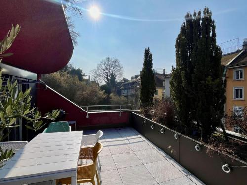 Boho chic - 2BR, 2 Baths & Spacious Living Room with 23sqm terrasse, Zurigo (foto 10)