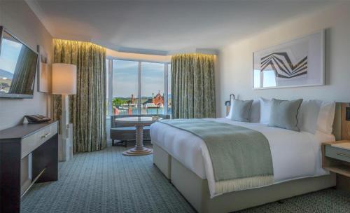 1 king bed, 2 twin beds