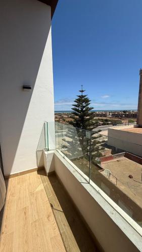 מרפסת, Flat in Sidi Rahal Chatai with Ocean View in סידי רחאל
