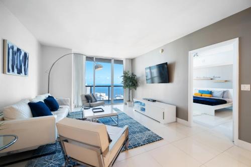43rd floor Condo Icon Brickell Bay & Pool View with 5 star amenities