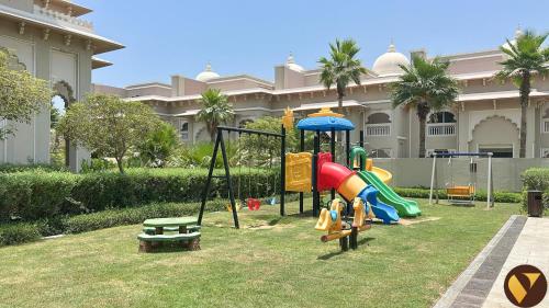 Vogue Luxury Three Bedroom and Kids Room at Grandeur Residence, Huge Private Sea-View Terrace, Private Beach Access, Get 30 percents off Zabeel Saray Dining, Dubaj (zdjęcie 6)