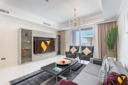 Vogue Luxury Three Bedroom and Kids Room at Grandeur Residence, Huge Private Sea-View Terrace, Private Beach Access, Get 30 percents off Zabeel Saray Dining, Dubaj (zdjęcie 3)