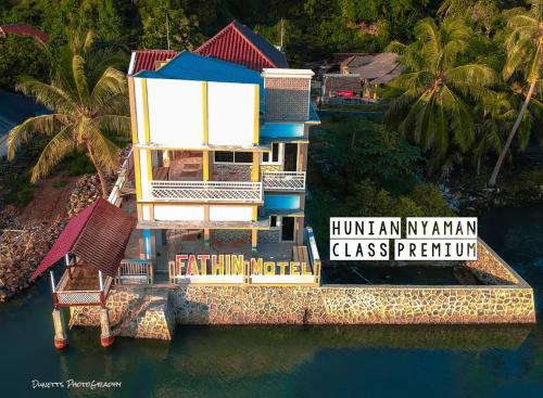 Vista exterior, Fathin Hotel Bawean Syariah in Paciran