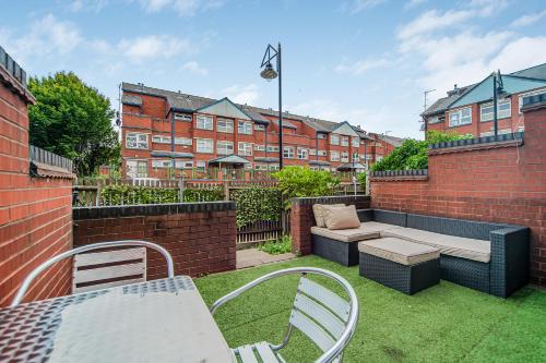 Arena Central 3 Bedrooms Free Parking Perfect for Contractors Relocation and Professional Stays - image 2