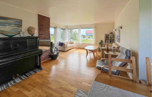 3 Bedroom Beautiful Home In Borhaug in Borhaug