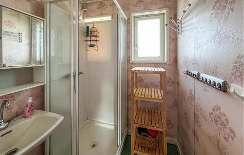 Fürdőszoba, 3 Bedroom Beautiful Home In Borhaug in Borhaug