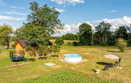 Peldbaseins, Pet Friendly Home In Licko Petrovo Selo With Wifi in Gornji Vaganac