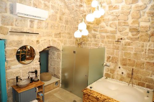 シャワー, האבן והים - סוויטה מהממת עם ג'קוזי בעיר העתיקה עכו in アクレ