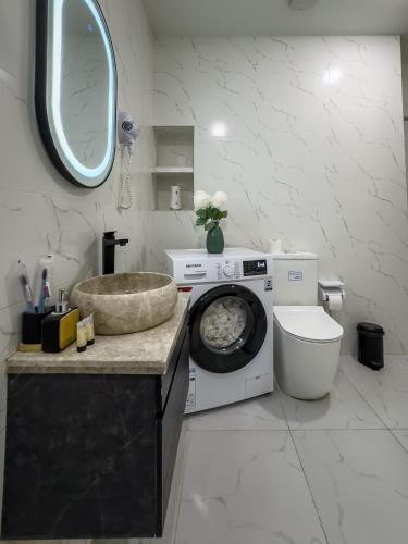 Deluxe Rooms and Apartments Near Metro