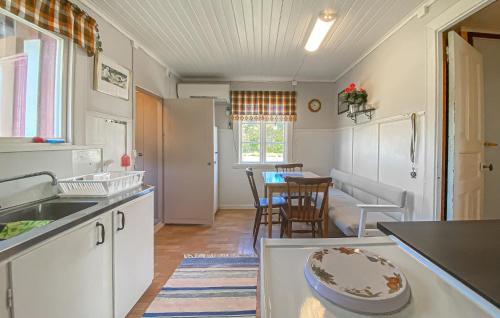 주방, 1 Bedroom Lovely Home In Köpingsvik (1 Bedroom Lovely Home In Kopingsvik) in 오브라 산드뷔