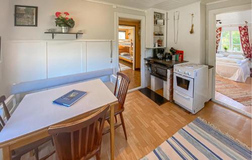 Dapur, 1 Bedroom Lovely Home In Köpingsvik (1 Bedroom Lovely Home In Kopingsvik) in Kopingsvik