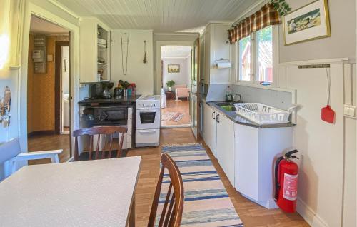 Dapur, 1 Bedroom Lovely Home In Köpingsvik (1 Bedroom Lovely Home In Kopingsvik) in Kopingsvik