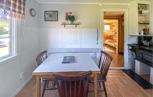 주방, 1 Bedroom Lovely Home In Köpingsvik (1 Bedroom Lovely Home In Kopingsvik) in 오브라 산드뷔
