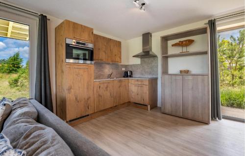 Cuina, Pet-Friendly Home In Kamperland With Wifi in Kamperland