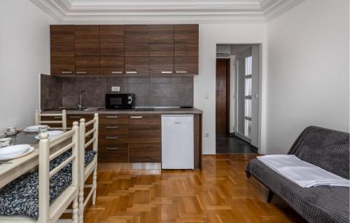 廚房, One Bedroom Amazing Home In Crikvenica in 斯利維尼薩