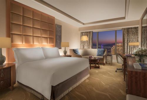 Conrad Macao Cotai Central Room Type - Deluxe King Room with Eiffel Tower View
