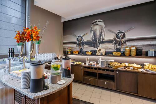 Food and beverages, Airporthotel Berlin-Adlershof near Artemis