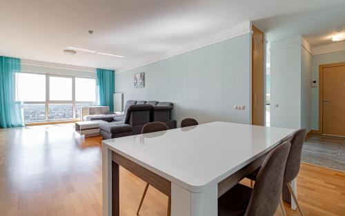 Panorama Riga 25th Floor Spacious Apartment Free Parking, Riga (foto 2)