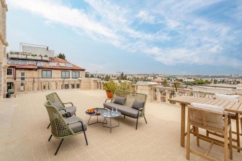 Notre Dame Center Guest House near Szent Sír-templom