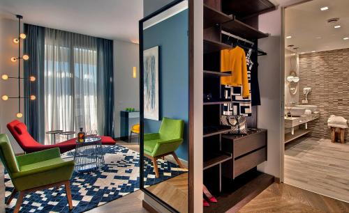room detail thumbnail 1