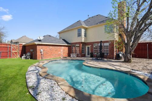 Pool House, 4BR, 2 Family Rooms, Dining Room, Garage!, Grand Prairie