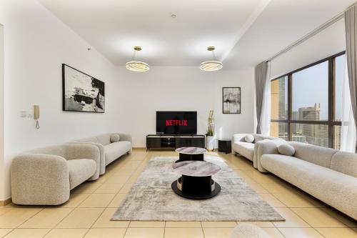 Chic 2-bed Oasis with Marina Views Walk to Beach!, Dubai