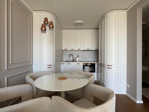 Royal Suite under the Castle with UFO view & FREE PRIVATE PARKING, Bratislava
