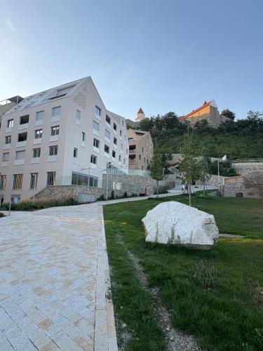 Royal Suite under the Castle with UFO view & FREE PRIVATE PARKING, Bratislava (fotografie 6)