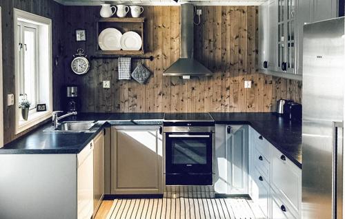 廚房, Three Bedroom Amazing Home In Kirkenær in 基爾克納爾