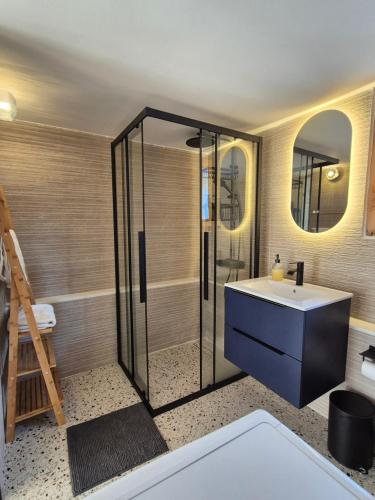 Duş, Vacation Unit - Private Terrace, Steps from Sea in Isthmia