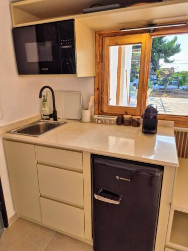 Tesis özellikleri, Vacation Unit - Private Terrace, Steps from Sea in Isthmia