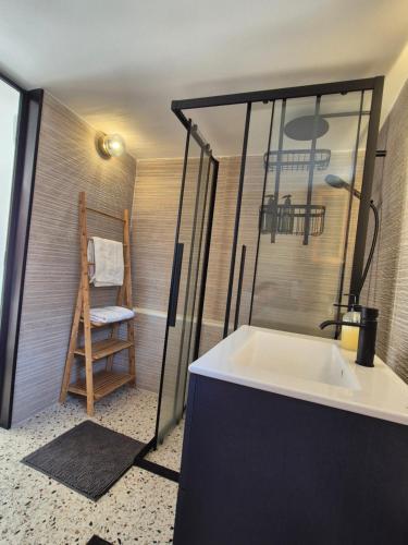 Duş, Vacation Unit - Private Terrace, Steps from Sea in Isthmia