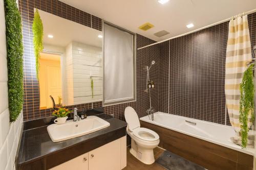 Great Balcony with 2 Beds Executive Unit, Bangkok (photo 2)