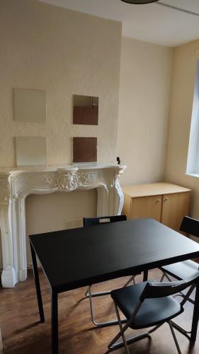ref Os, Best rooms near City Centre, University & QMC - Plumtree