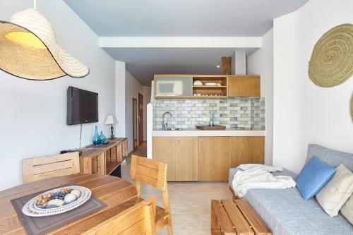 Apartamentos Castavi Apartamentos Castaví is conveniently located in the popular San Ferran de ses Roques area. Featuring a complete list of amenities, guests will find their stay at the property a comfortable one. Facil