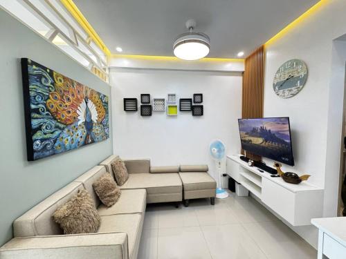 Modern 1 bedroom w Pool and City Views, Manila
