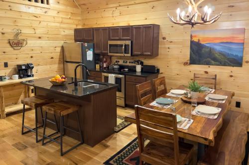 Gatlinburg Mountain Cabin 4 Mi to National Park! in Gatlinburg, USA