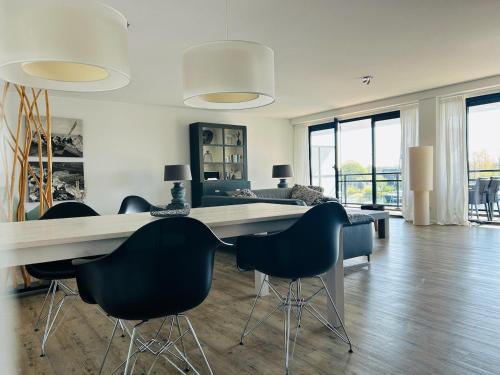  Näher am Wasser kann man nicht wohnen! in Arnemuiden